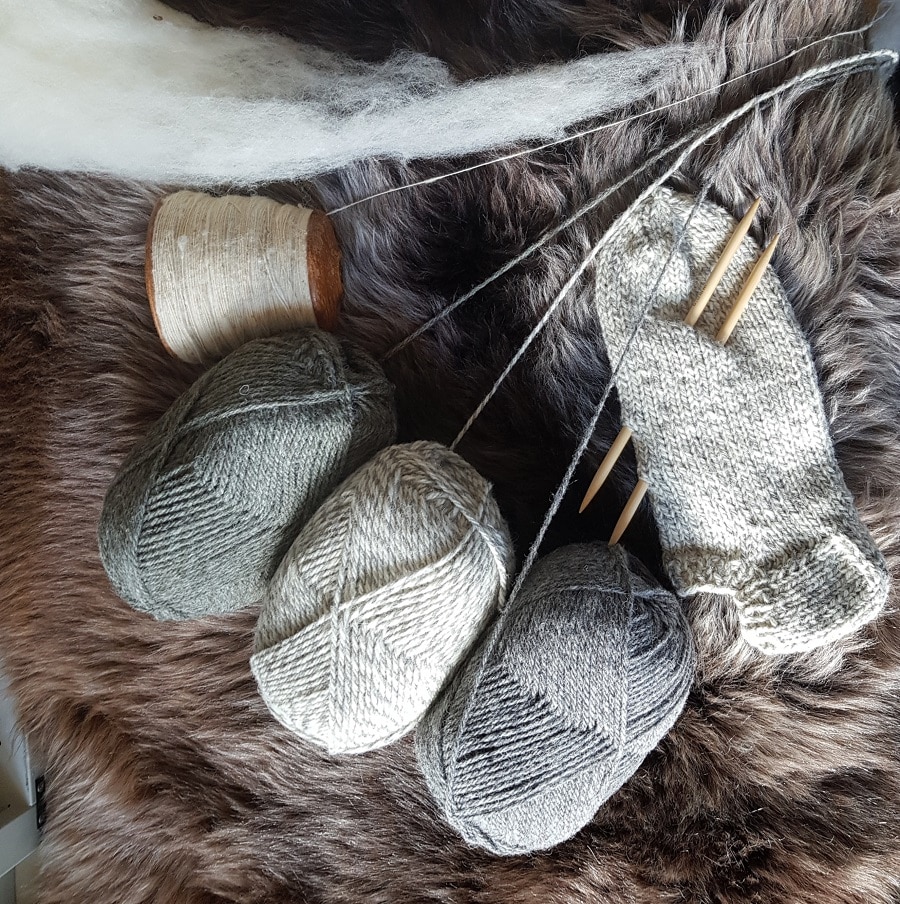 Naturfarbene Merinowolle und ein gestricktes Werkstück
